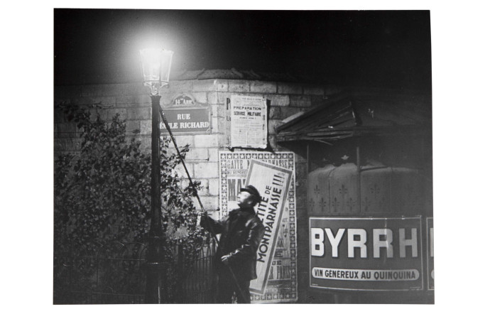 Expositions photo : « Extinguishing a Streetlight, rue Emile Richard » 1932 (Nuit 267), Brassaï.