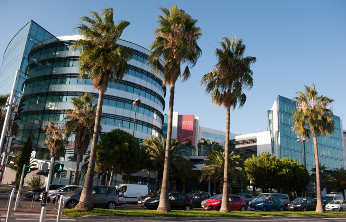 Le campus de Nice, ouvert en 1991, propose des formations plutôt orientées vers la finance.