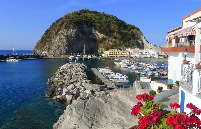 L’hôtel Miramare Sea Resort est accroché aux rochers. Il offre une vue imprenable sur le petit port de Sant’Angelo.