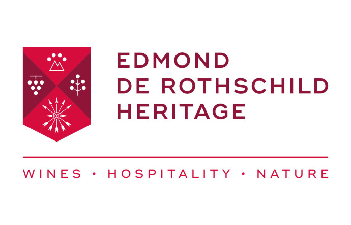 Le logo d’Edmond de Rothschild Heritage reprend les 5 flèches symbolisant la famille Rothschild ainsi que la montagne, la grappe de raisin et l’arbre pour ses différentes activités.