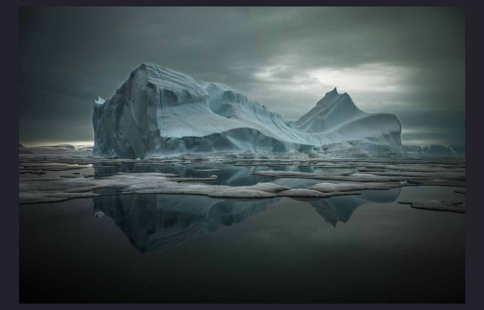 Iceberg, près de Qaanaaq, Groenland du nord ‐ « Les icebergs sont principalement constitués d’eau douce, moins dense...