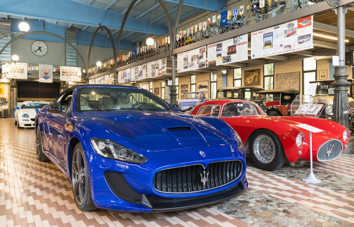 Le musée Panini Maserati expose, dans la ferme familiale, près de Modène, des voitures de coll ection signées Maserati (mais pas seulement), comme la 420/M/58 blanche pilotée par Stirling Moss aux 500 Miles d’Indianapolis, en 1958.