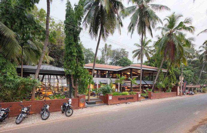 Royal Enfield ouvre un café/garage aux inspirations industrielles à Goa