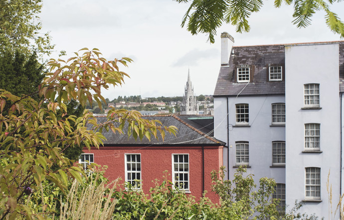 Le nom Cork provient du mot irlandais signifiant « un endroit marécageux », en référence à sa construction autour du fleuve Lee. La diversité des bâtiments reflète la dense et tumultueuse histoire de la ville.