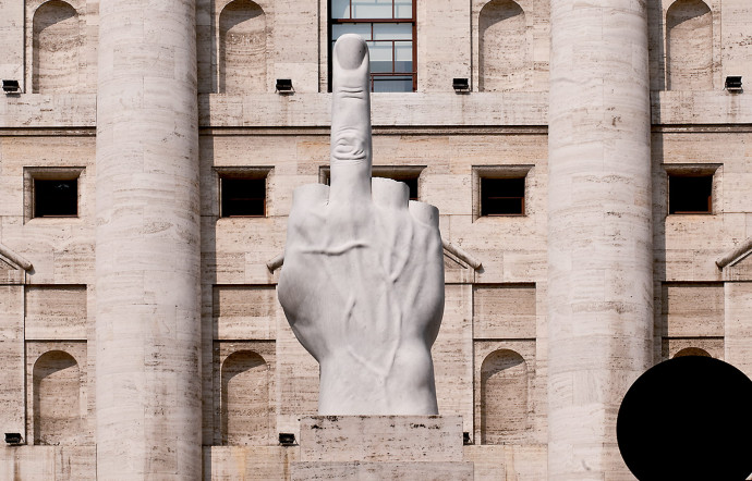 Face au palais de la Bourse trône la fameuse et sulfureuse sculpture de Maurizio Cattelan.