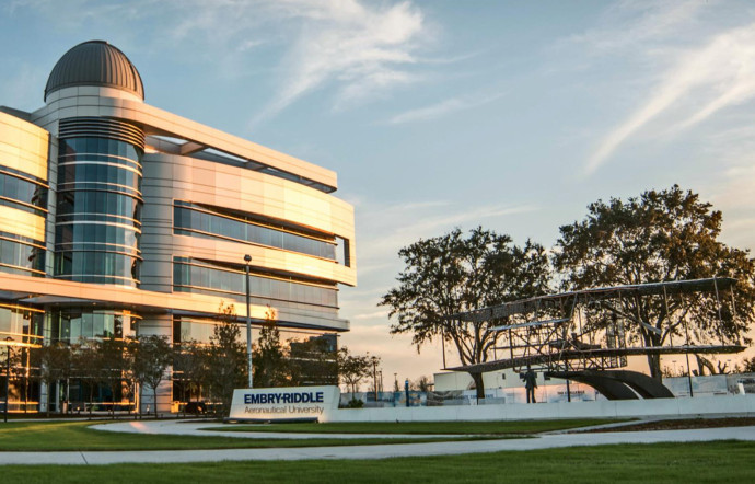 L’Embry-Riddle Aeronautical University est entièrement dédiée à l’aéronautique. Elle forme 8 500 étudiants chaque année sur ses campus résidentiels, à Daytona.