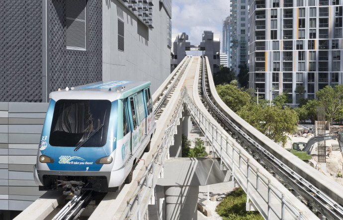 Dans le centre‑ville, les navettes automatiques du Metromover desservent Downtown et Brickell . Le comté de Miami-Dade envisage d’améliorer les transports en commun, qui sont globalement dans un état affligeant.