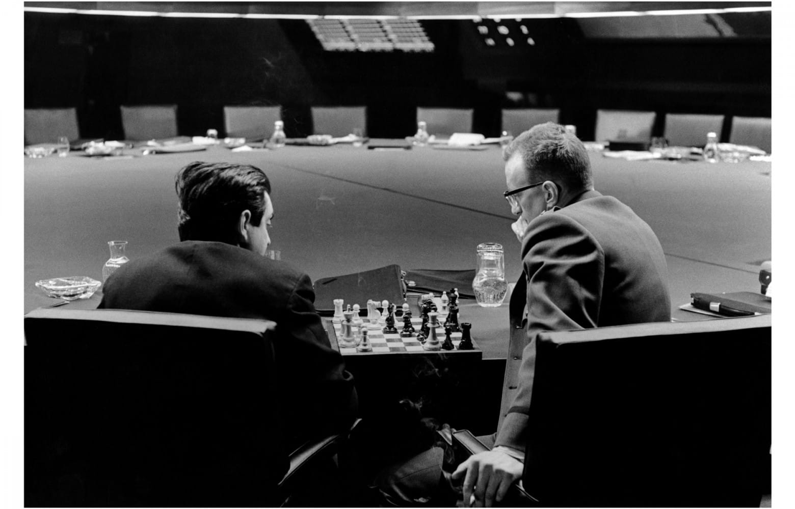 Stanley Kubrick et George C. Scott jouant aux échecs dans la salle d’opérations pendant une pause sur...