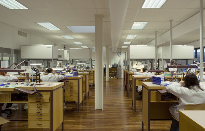 La manufacture Breguet est installée dans la célèbre vallée de Joux. Elle regroupe, entre autres, les ateliers de guillochage et de gravure.