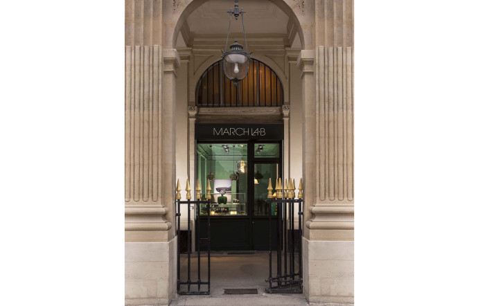 En 2015, la marque a ouvert sa deuxième boutique parisienne sous les arcades du jardin du Palais-Royal, deux ans après celle du Marais. Une adresse intimiste habillée de vert, la couleur fétiche de la maison.