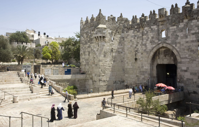 La porte de Jaffa est l’une des portes les plus belles parmi celles situées autour des remparts ottomans du XVIe siècle. A l’entrée se trouvent le bazar de la vieille ville et le musée de la tour de David.