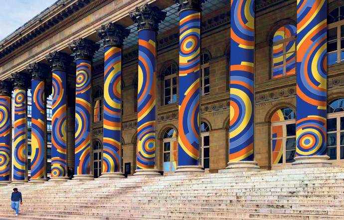 Paris : une œuvre géante sur les colonnes du Palais Brongniart