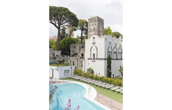 A Ravello, la villa Rufolo a été reconstruite au XIXe siècle. Ses jardins face à la mer ont inspiré à Wagner le jardin magique de son opéra Parsifal.