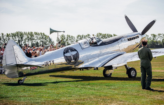 La restauration de ce Spitfire MK IX de 1943 a nécessité le travail de plus d’une douzaine de spécialistes afin qu’il puisse entreprendre le « Silver Spitfire, le vol le plus long ».