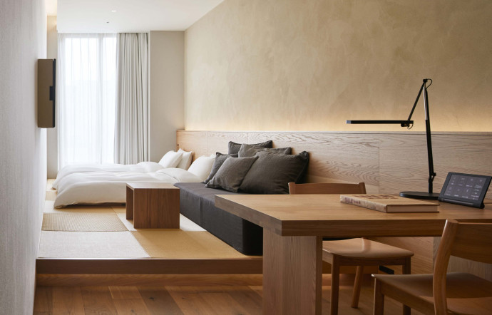 Les 79 chambres de l’hôtel sont classées par type, de A jusqu’à I, depuis les compactes A et leurs 14-15 m2 jusqu’à l’unique I, une suite façon Muji de 52 m2.
