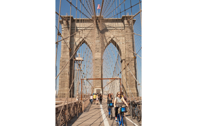 Long de près de 2 km, le Pont de Brooklyn, relie Brooklyn à Manhattan en enjambant l’East River.