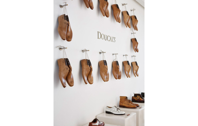Depuis 1973, la marque italienne de souliers Doucal’s entretient un savoir‑faire artisanal haut de gamme.