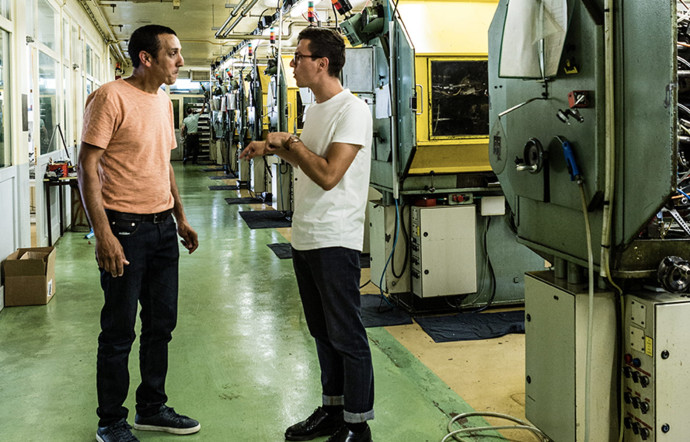 Florian Chosson avec Ahmed El Yamani, qui fabrique les pièces micromécaniques Routine dans le Jura.