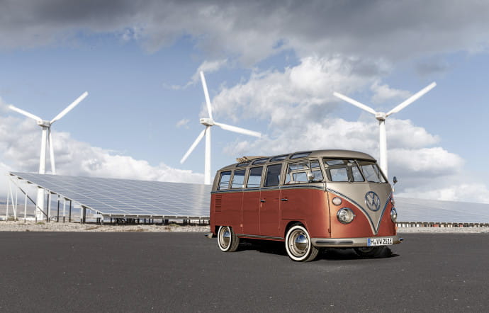 Retrofit : Groovy... Volkswagen convertit son combi T1 à l'électrique !