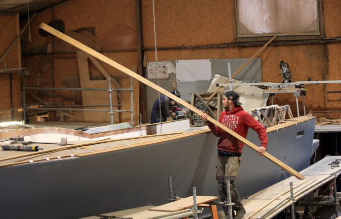 Une dizaine d’opérateurs (charpentiers, peintres…) s’affairent autour des 3 ou 4 bateaux produits par Dubourdieu chaque année.
