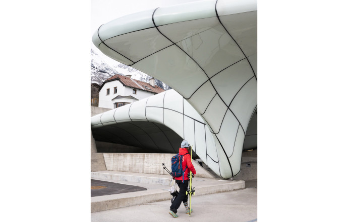 A Innsbruck, la ville et la montagne ne semblent faire qu’un, et cette dernière se pratique aisément à tous les âges, toutes les saisons et toutes les heures de la journée. Dans le centre‑ville, le fameux funiculaire Hungerburg imaginé par l’architecte star Zaha Hadid permet de rejoindre la station d’Hafelekar, située à 2 256 m d’altitude.