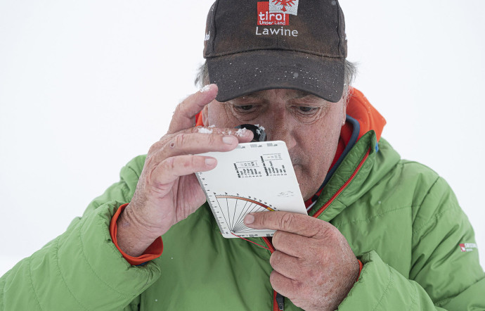 Rudi Mair, météorologue, glaciologue et spécialiste des avalanches. Il effectue des profilages de neige quotidiens.