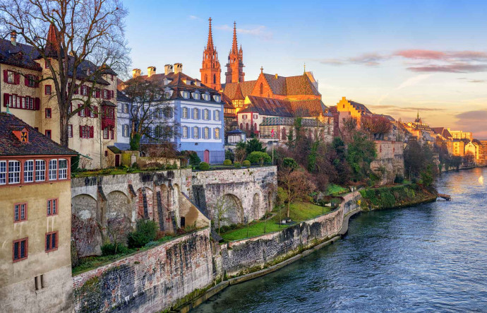 Situé au bord du Rhin, Bâle reste la plus historique des quatre destinations. © Adobe Stock