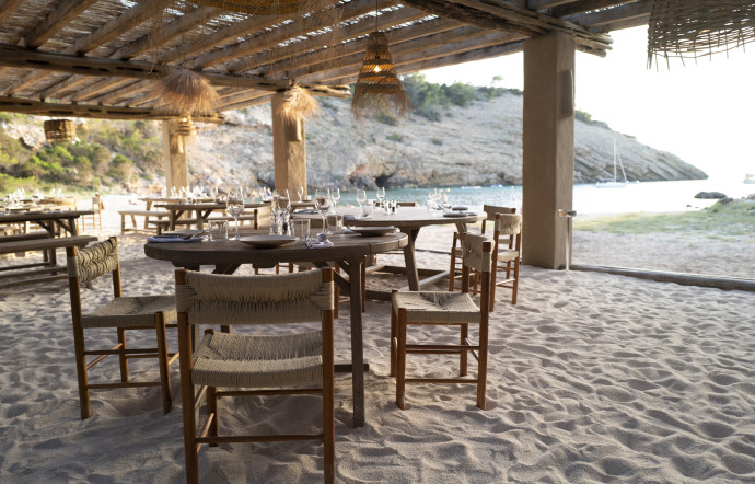 El Silencio se définit comme une beach house et propose donc un restaurant les pieds dans le sable.