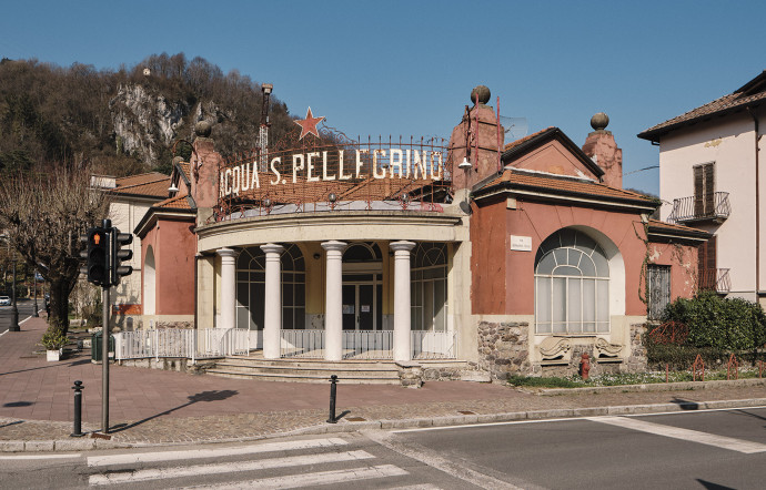 L’élégante ville de San Pellegrino, dans le Val Brembana, était déjà bien connue au moyen âge pour ses eaux thermales. Elle l’est aussi pour son acqua frizzante, que l’on retrouve sur les tables du monde entier.