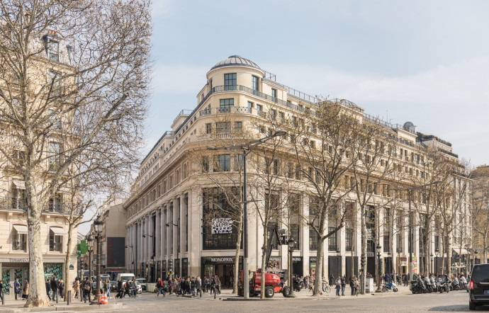 Situé sur les Champs-Elysées, le bâtiment abrite un concept store unique.