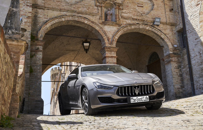 Quel plaisir de se mettre au volant d’une Maserati Ghibli Hybrid pour découvrir la magie du paysage des Marches.