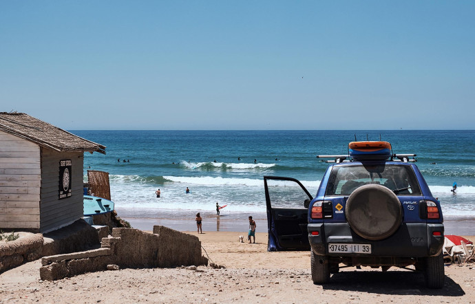 Taghazout, tranquille village de pêcheurs aux teintes blanches et bleues, est devenu en quelques années « le » spot de surf du Maroc.