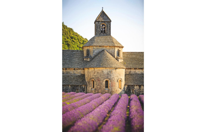 Le livre Provence Glory, des éditions Assouline, met à l’honneur la Provence, une région riche d’histoire, comme en témoignent ses nombreux monuments et édifices religieux, à l’instar de l’abbaye du XIIe siècle Notre-Dame de Sénanque.