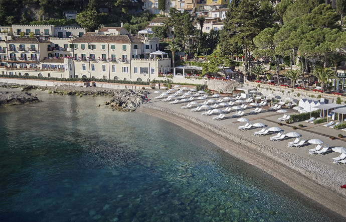 Le Belmond Grand Hotel Timeo, magnifique palace historique situé sur les hauteurs de Taormine. Le groupe Belmond propose également une exquise résidence côté plage, la Villa Sant’Andrea (photo).