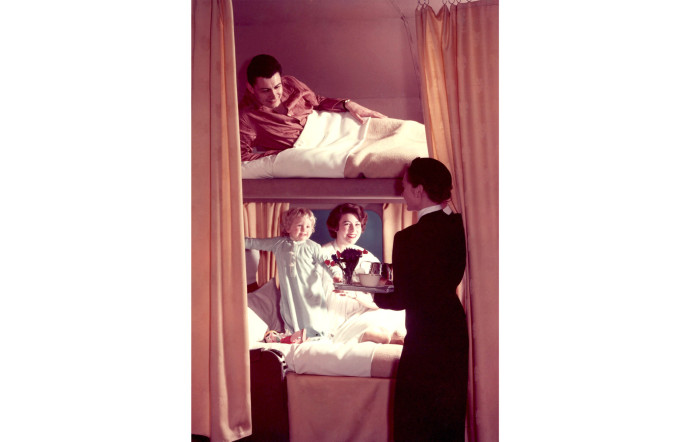 Dans les années 50, Air France adapte ses appareils Super Constellation selon les besoins des passagers. Des fauteuils sont transformés en lits superposés.