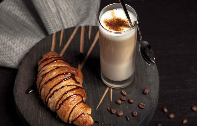 Une véritable tendance, le café se décline sous toutes ses formes : Flat white, ristretto, expresso, cappuccino, latte…