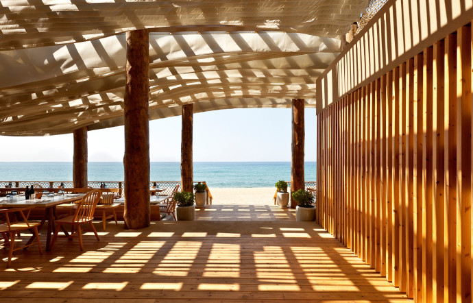 Pour Barbouni, le restaurant de plage du Romanos, K-Studio a imaginé une architecture ouverte mais couverte avec un toit favorisant le passage de l’air.