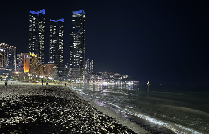La plage de Haeundae est située au beau milieu de la ville de Busan, près du quartier étudiant.