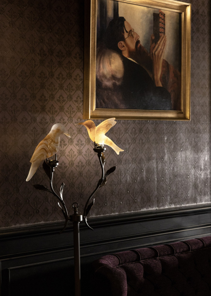 Décoré par Jacques Garcia et peuplé d’oiseaux de cristal Lalique, l’hôtel est pensé comme un hommage à Oscar Wilde.